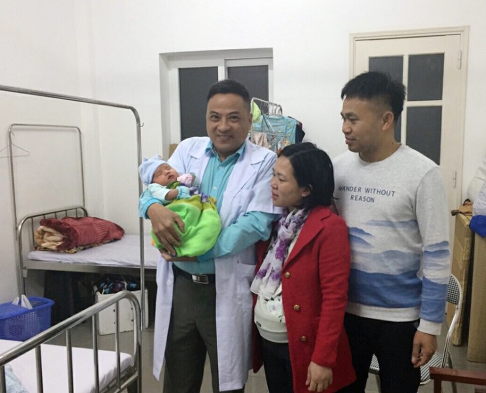 Vợ chồng hiếm muộn nắm tay nhau trên hành trình 11 năm tìm con - 2 Đôi vợ chồng xứ Nghệ hạnh phúc khi con gái chào đời sau 11 năm cưới nhau