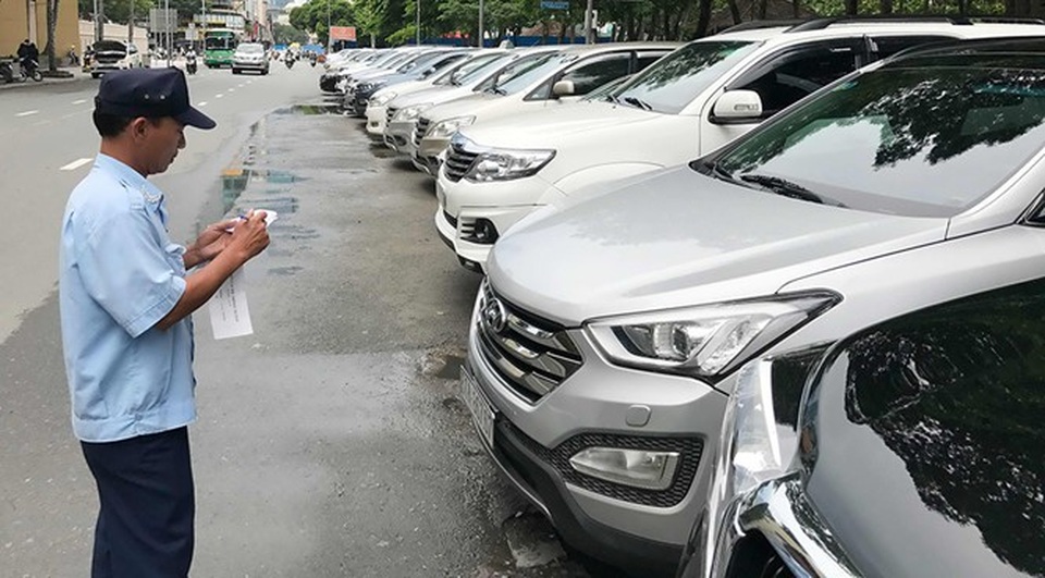 Gửi ô tô 6 triệu/tháng: Nhà giàu cũng lên cơn đau đầu - 2
Nhiều ý kiến cho rằng tăng phí trông xe sẽ góp phần giảm thiểu xe cá nhân, hạn chế tắc đường
