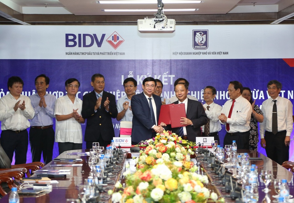 BIDV đóng góp vào sự phát triển kinh tế đất nước - 1
BIDV và Hiệp hội doanh nghiệp Nhỏ và Vừa Việt Nam (VINASME) ký kết thỏa thuận hợp tác toàn diện nhằm mục đích hỗ trợ và phát triển doanh nghiệp vừa và nhỏ.