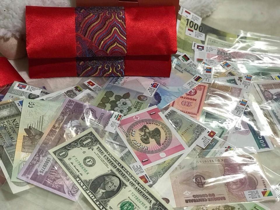 Lì xì tết 2018: Cơn sốt bộ tiền đa quốc gia 28 nước - 2
Nhiều người bỏ ra tới cả nửa triệu đồng để mua set tiền này về làm tiền lì xì Tết