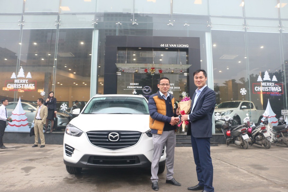 Quà tặng khủng dự án Hateco Apollo đã chính thức về tay chủ nhân - 1 Khách hàng trúng giải Đặc biệt – Trần Văn Đông cùng người thân và bạn bè đã đến nhận xe ô tô Mazda CX5 trị giá 840 triệu đồng
