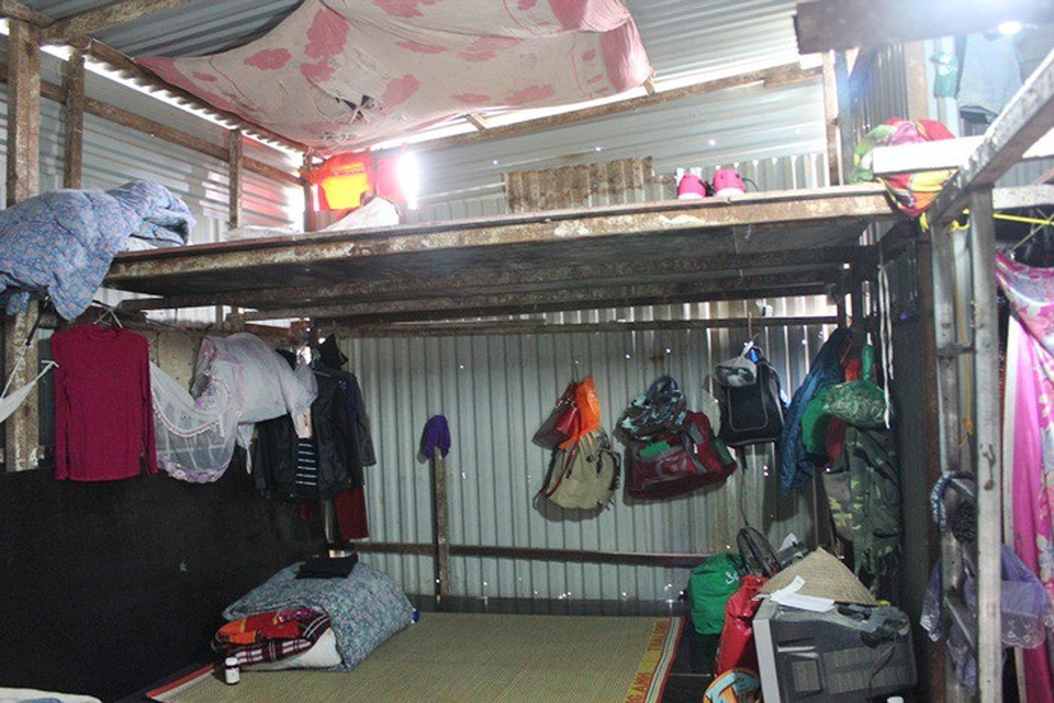 Bất ngờ với "phòng hạnh phúc" dưới tầng hầm chung cư cao cấp - 2 Lán được làm từ các tấm tôn lớn, giàn giáo và cốp pha được tận dụng làm giường ngủ cho công nhân. Ảnh: Thanh Hải