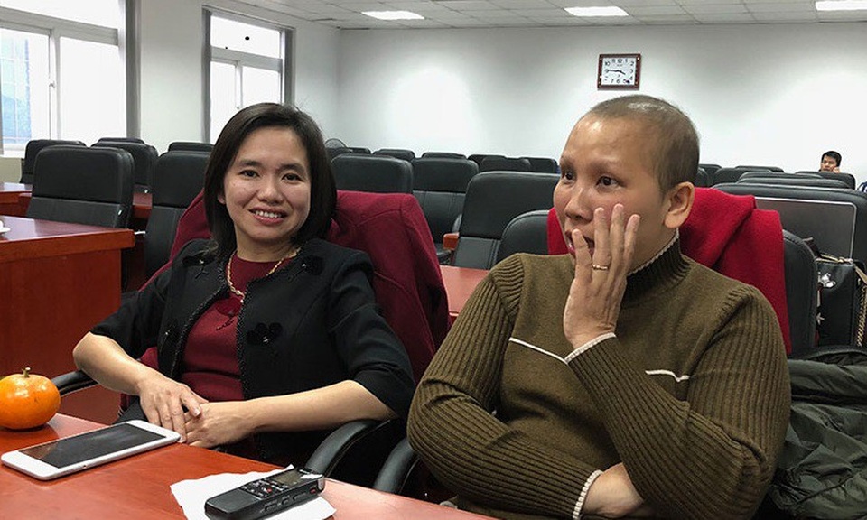 TS Hà Phương Thư: Niềm tin của người bệnh góp phần làm nên thành công của tôi - 1 TS Hà Phương Thư và chị Trần Thị Cẩm Bào trong một buổi gặp gỡ