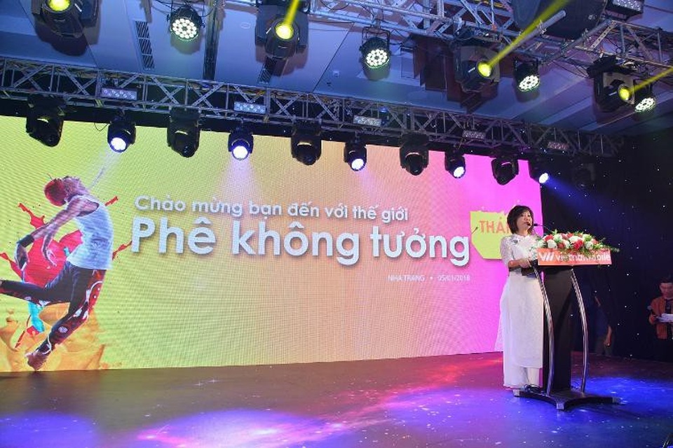 “Thánh SIM” làm dậy sóng thị trường viễn thông ngày đầu năm 2018 - 1 Bà Amy Lung, thành viên Hội Đồng Quản Trị Vietnamobile phát biểu tại buổi Lễ ra mắt chiến dịch “Phê Không Tưởng” và sản phẩm “Thánh SIM”