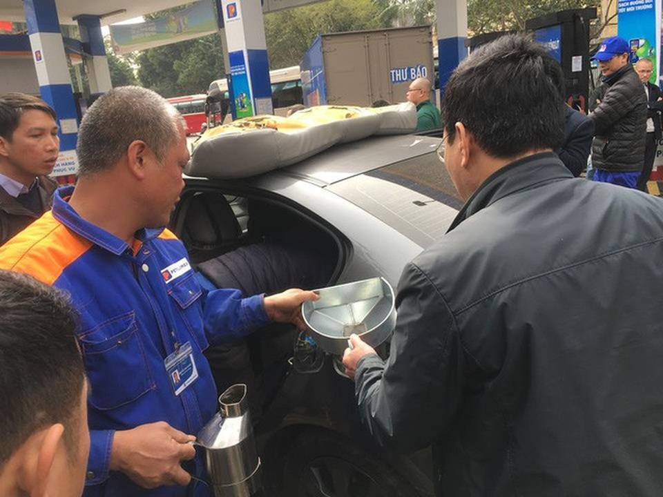Hà Nội: Cây xăng bị tố đổ sai 10 lít được minh oan - 2 Hà Nội: Cây xăng bị tố đổ sai 10 lít được minh oan - 2