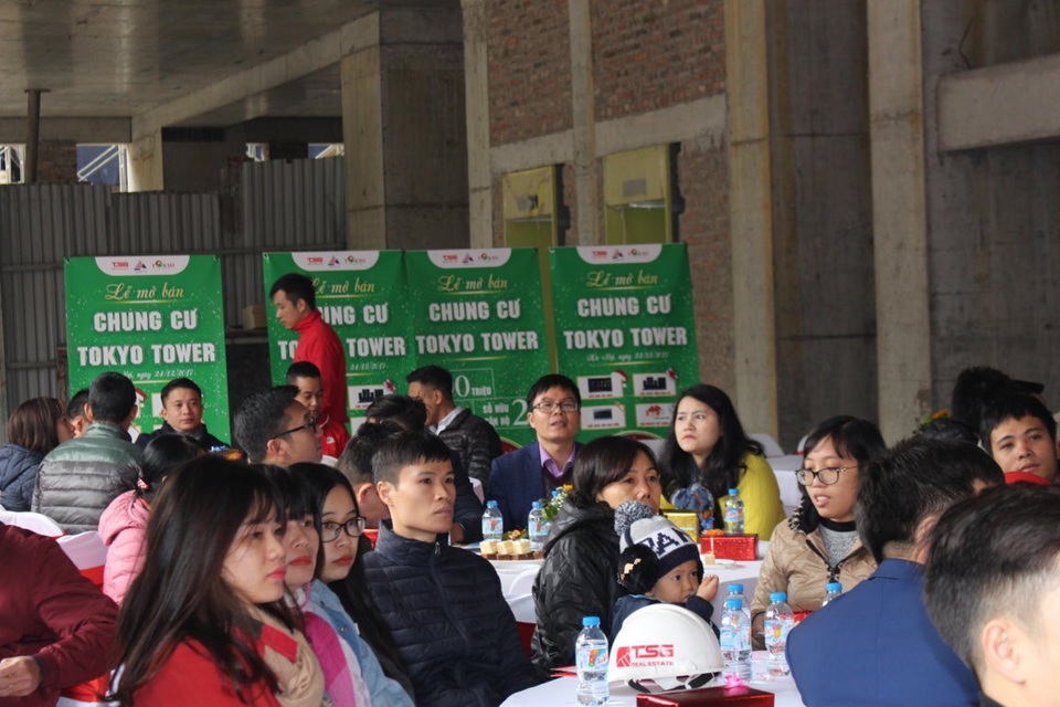 Nhóm khách hàng trẻ tham gia lễ mở bán Tokyo Tower diễn ra ngày 24/12/2017