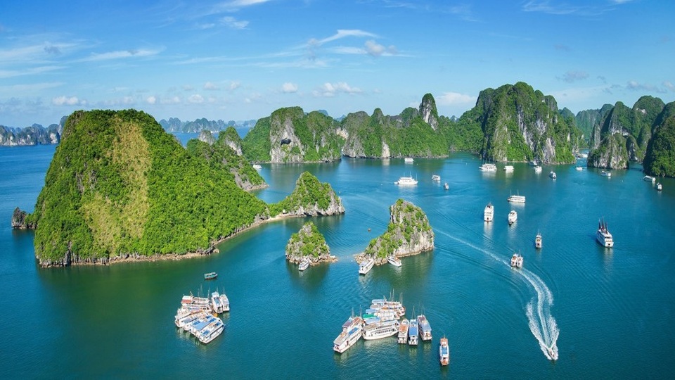 Thị trường BĐS chào đón một “đại gia” mới - 1
Vịnh Hạ Long – địa danh lý tưởng cho khách du lịch trong nước và quốc tế khám phá.