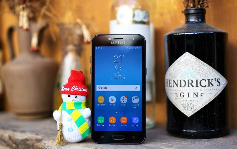 Galaxy J2 Pro - lựa chọn tốt dành cho giới trẻ - 1 Galaxy J2 Pro nổi bật với thân máy nhỏ gọn, bốn góc được bo tròn thanh lịch.