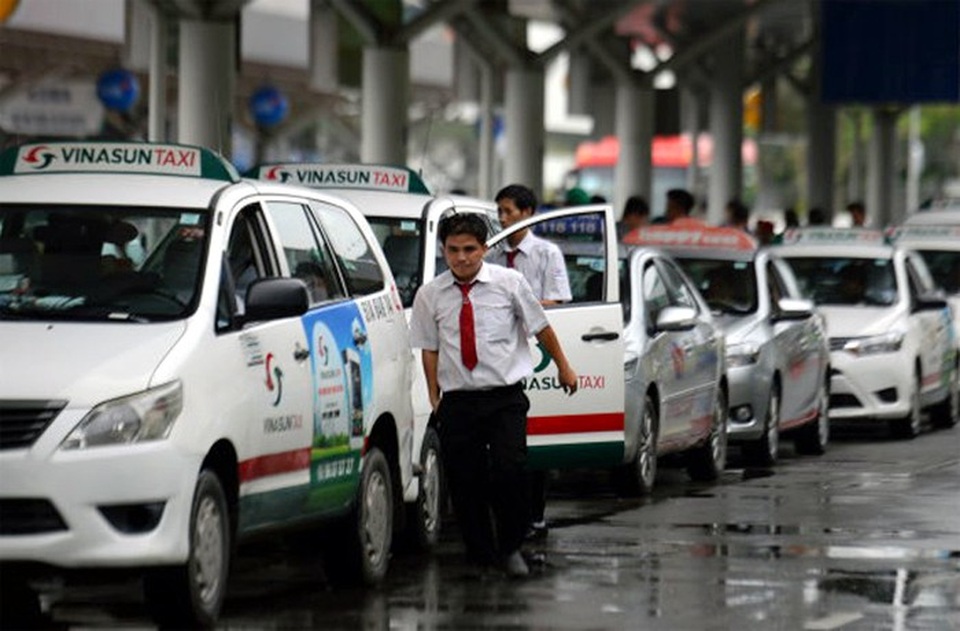 Hàng vạn taxi, Uber, Grab chịu ảnh hưởng từ quy định mới? - 2 Gánh nhiều chi phí, taxi truyền thống buộc phải lấy giá cước đắt hơn