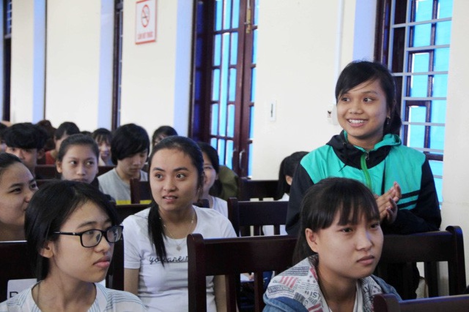 Tập huấn chăm sóc sức khỏe sinh sản ban đầu cho sinh viên - 2 Nhiều em sinh viên nữ e ngại, mắc cỡ... khi nói về vấn đề sinh sản