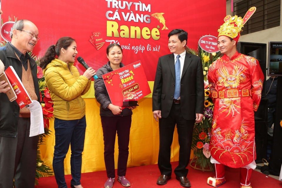 Táo Xuân Bắc hào hứng trao Cặp Cá Vàng Ranee đến khách hàng may mắn tại Hà Nội - 1 Chị Nguyễn Thị Thanh (Thanh Trì, Hà Nội) nhận giải Cặp cá vàng - 02 lượng vàng 9999