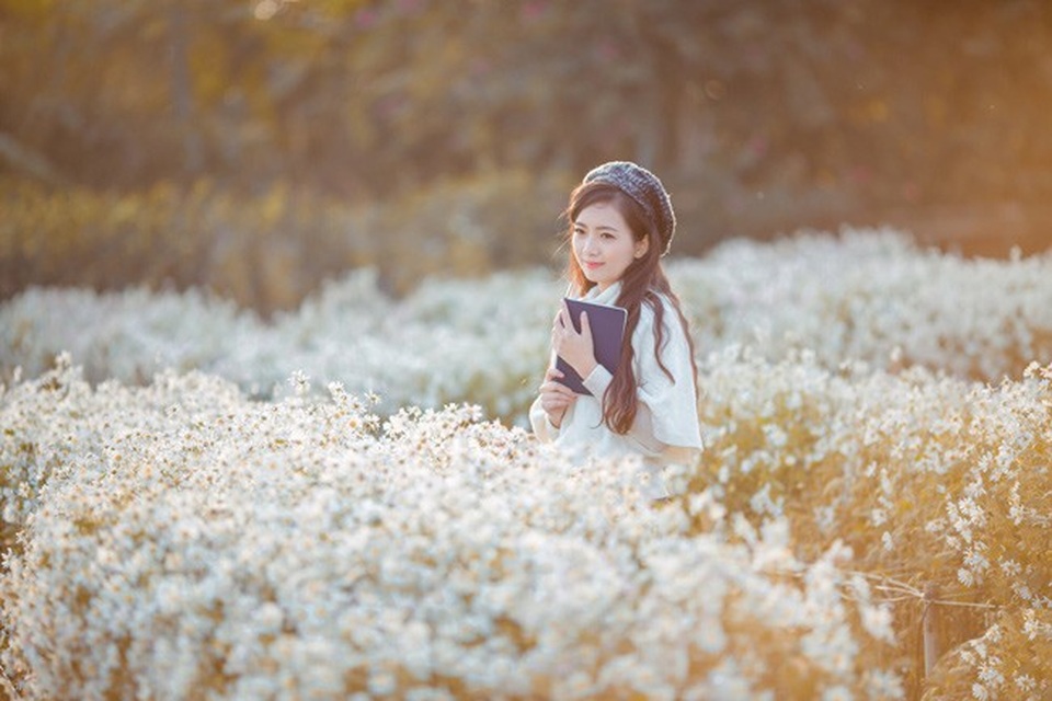 Ngất ngây trước vẻ đẹp tinh khôi của cô giáo đẹp nhất Hà Nội - 2
Cô giáo trẻ nổi tiếng với ngoại hình quá đỗi xinh đẹp, dịu dàng.