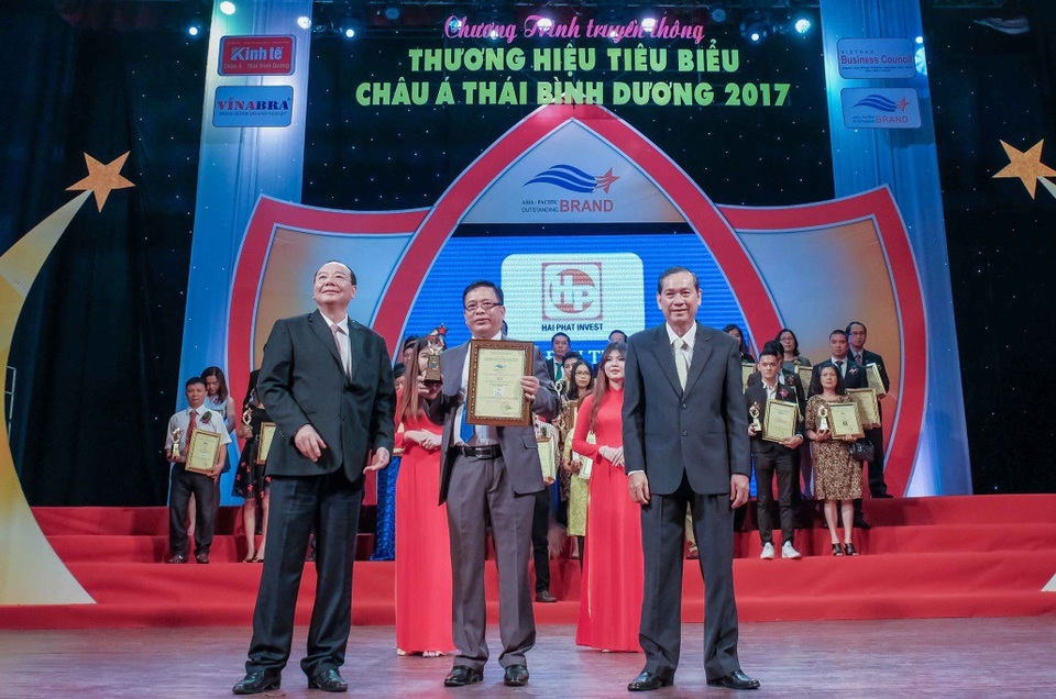Hải Phát đón nhận “mưa giải thưởng” trong nước và quốc tế - 1 Đại diện Tập đoàn Hải Phát, ông Đào Tiến Dũng – Phó TGĐ vinh dự lên nhận giải thưởng.