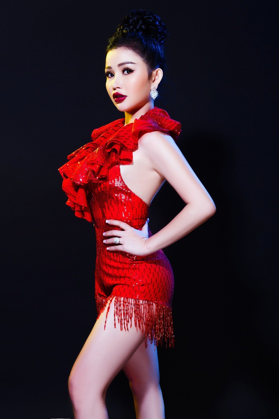 Đây là lần đầu tiên, Janny Thủy Trần kết hợp cùng Adam Lâm, anh từng biên đạo cho rất nhiều ca sĩ nổi tiếng nên cũng nắm vai trò biên đạo chính và là bạn diễn của Janny Thủy Trần. Và để có những vũ đạo sexy, quyến rũ và độc - lạ nhất cả hai đã dành rất nhiều thời gian để tập luyện. Janny Thủy Trần phải tập hằng ngày để có thể học được những bước nhảy siêu khó mà Adam Lâm đưa ra, những động tác bưng bê nhào lộn trên không khiến Janny Thủy Trần gặp không ít khó khăn. Nữ ca sĩ cũng từng chia sẻ trên trang cá nhân của mình những vết bầm tím khắp người vì phải tập luyện những vũ đạo khó. Tuy nhiên, không hề nản chí, giọng ca Xin anh để em đi luôn cố gắng và cùng Adam Lâm hoàn thiện tốt phần vũ đạo.