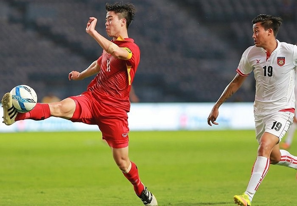 Bất ngờ trước tài ca hát của các cầu thủ U23 Việt Nam - 2 Duy Mạnh (áo đỏ) được huấn luyện viên Park Hang Seo tin tưởng