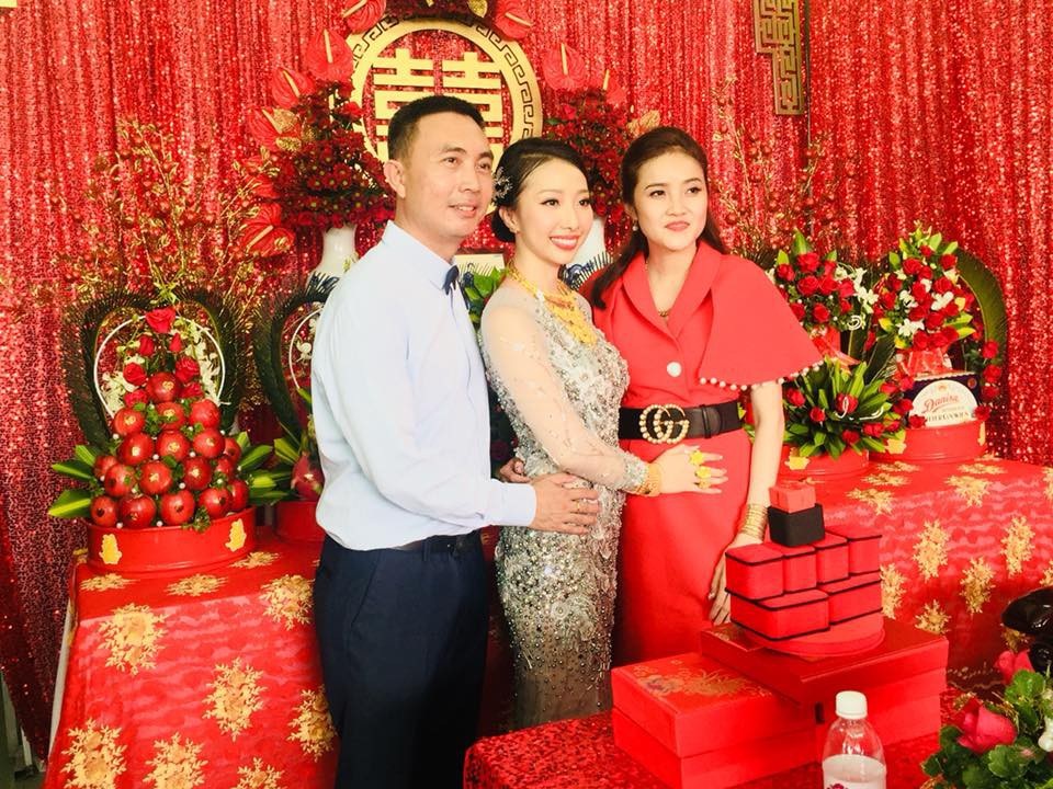 Cô dâu Hậu Giang đeo 1kg vàng, nhảy nhót trong đám cưới 'gây sốt' - 2 Cô dâu chú rể trong lễ cưới.