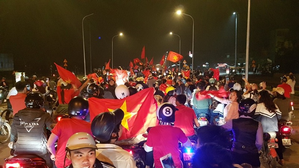 Mọi ngả đường tê liệt sau chiến thắng "không tưởng" của U23 Việt Nam - 36 Người dân Phủ Lý đã ùa ra khắp các tuyến đường cùng lá cờ tổ quốc hô vang “Việt Nam vô địch”. (ảnh: Đức Văn)