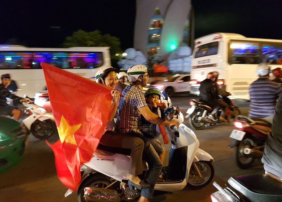 Hàng vạn cổ động viên "nhuộm đỏ" Hà Nội - 13 Hàng vạn cổ động viên "nhuộm đỏ" Hà Nội - 13
