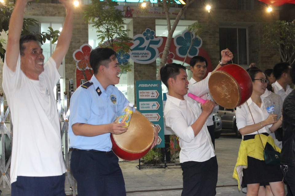 1.001 kiểu ăn mừng "bá đạo" của người hâm mộ Việt Nam - 21 1.001 kiểu ăn mừng "bá đạo" của người hâm mộ Việt Nam - 21