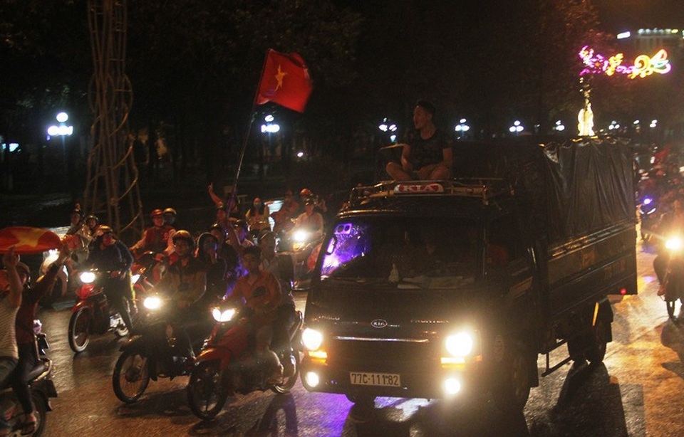 Mọi ngả đường tê liệt sau chiến thắng "không tưởng" của U23 Việt Nam - 16 Đi xe tải ăn mừng chiến thắng (Doãn Công)