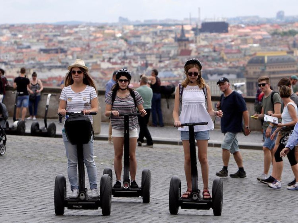 Những địa danh bị “hủy hoại” bởi du lịch - 10