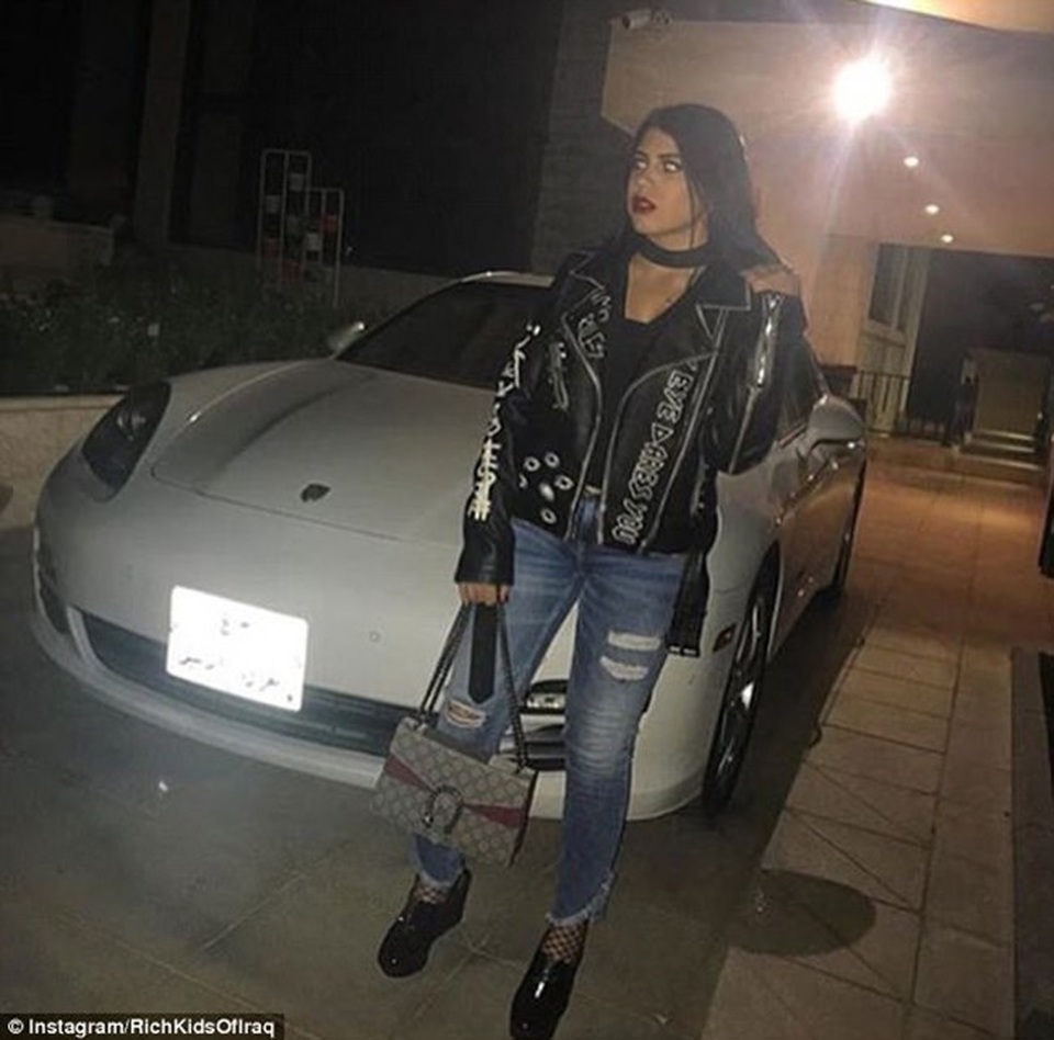 Một cô gái khoe siêu xe mới coong của mình.