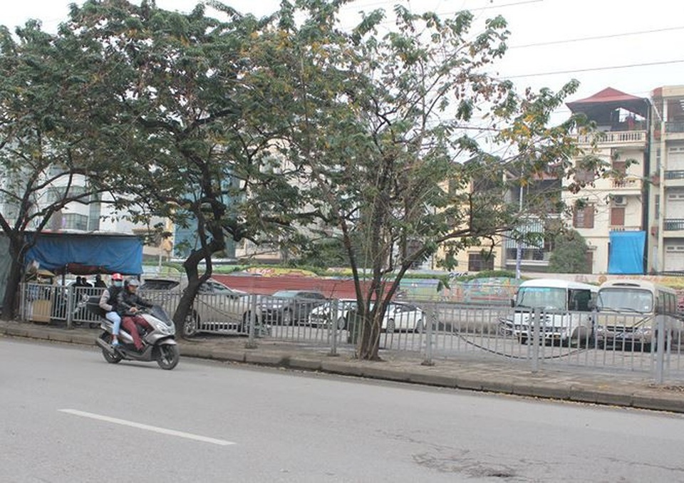 Mỗi ngày mất 300 nghìn gửi xe, nhiều người bỏ cuộc chơi xế hộp - 11
Bãi xe của công ty CP Đồng Xuân trên đường Trần Quang Khải (Hoàn Kiếm) cũng thưa thớt xe hơn bình thường.