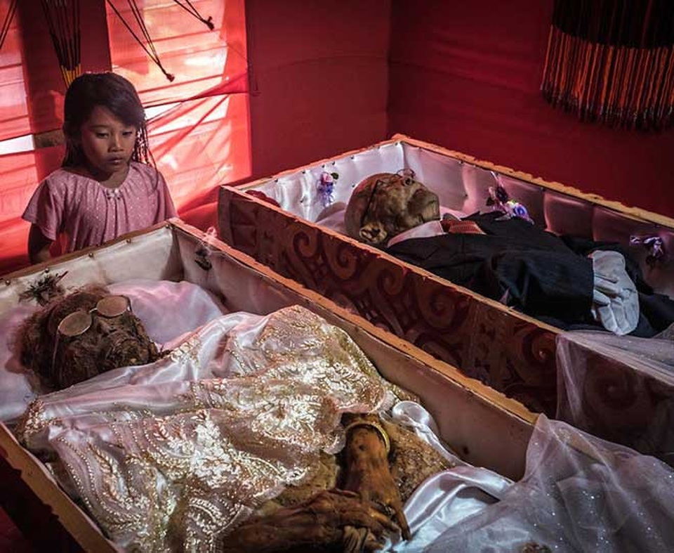 Cho người chết "sống lại", đeo kính, hút thuốc chụp ảnh cùng gia đình - 5 Cho người chết "sống lại", đeo kính, hút thuốc chụp ảnh cùng gia đình - 5