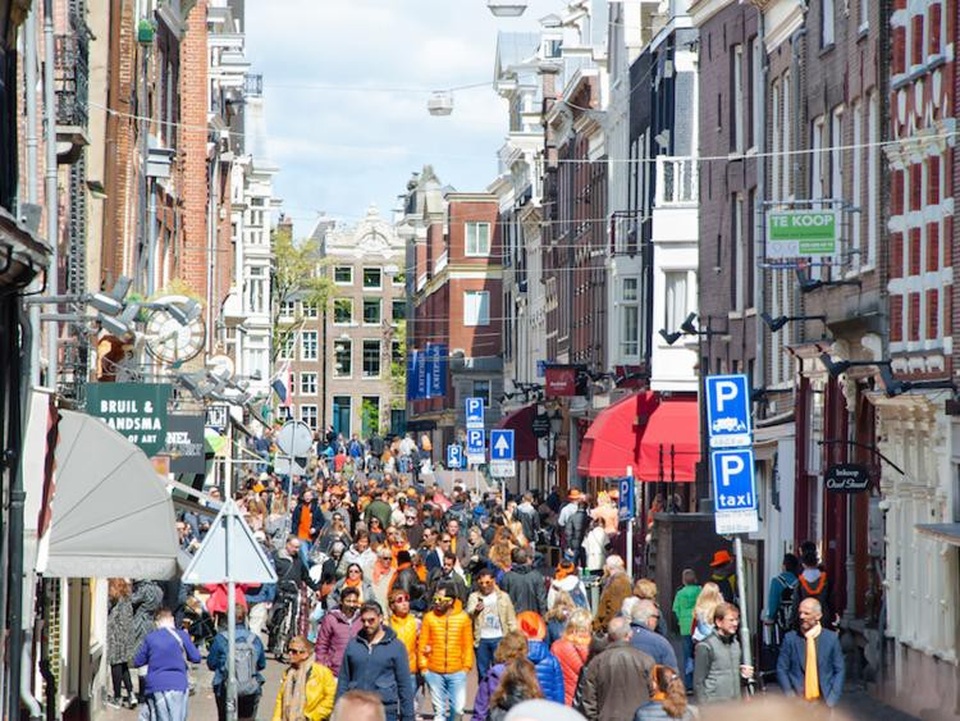 Những địa danh bị “hủy hoại” bởi du lịch - 12