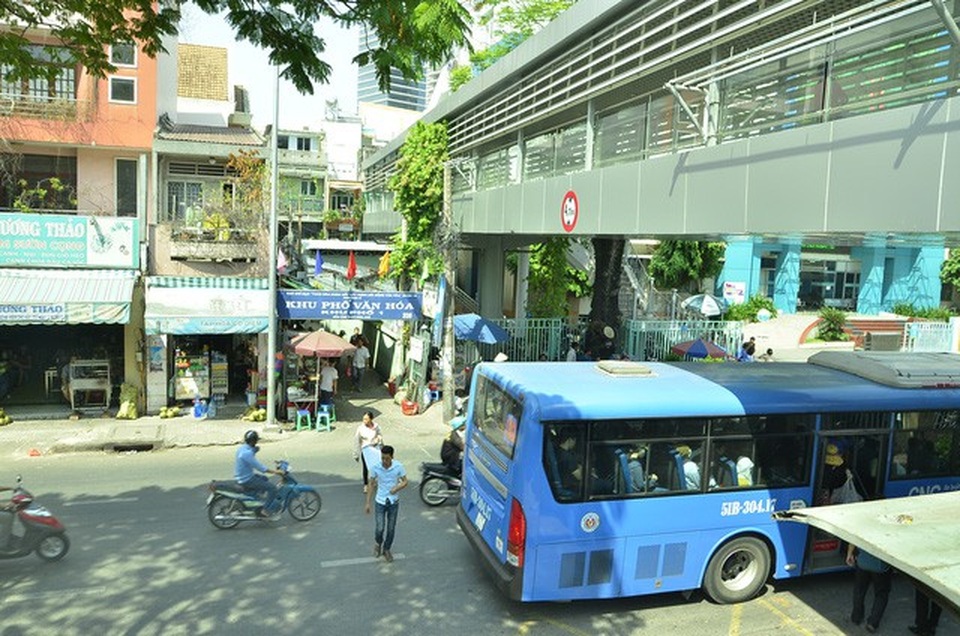 Nhiều người băng qua đường trước hàng trăm phương tiện, trong khi đó cầu vượt dành cho người đi bộ ở phía trên lại không được sử dụng