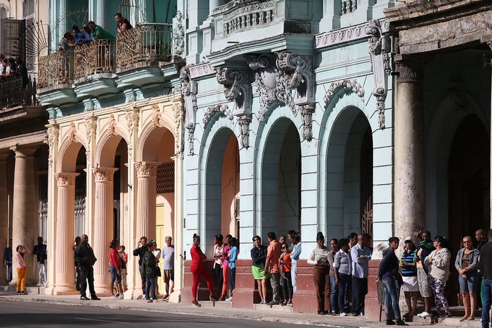 Những địa danh bị “hủy hoại” bởi du lịch - 13