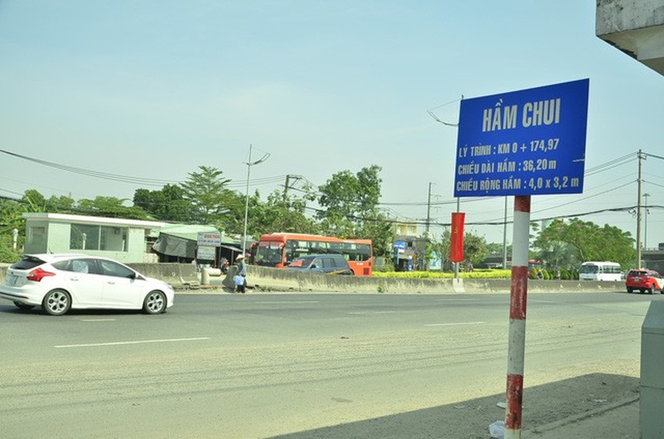 Một người dân băng qua đường nhưng không sử dụng hầm chui phía dưới.