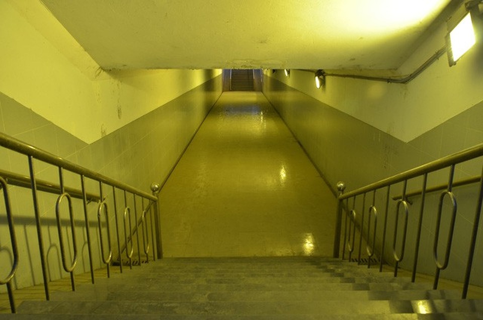 Hầm chui trên đường dẫn cao tốc Trung Lương sạch sẽ, đèn sáng trưng nhưng không được người dân sử dụng.