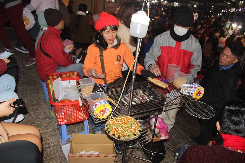 Nhộn nhịp trước thềm năm mới 2018 - 12 Thưởng thức pizza Đà Lạt trong tiết trời se se lạnh đêm cuối năm (ảnh: Ngọc Hà)