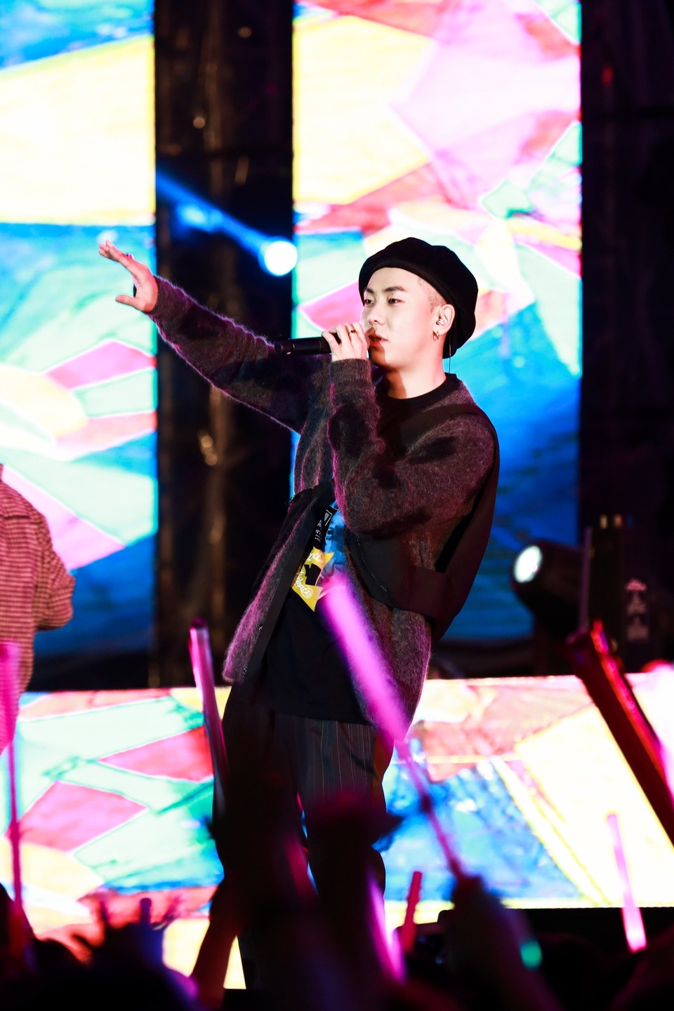 Fans Việt đội mưa xem dàn sao AOMG trình diễn trong đêm nhạc Midnight Kiss - 2 Loco