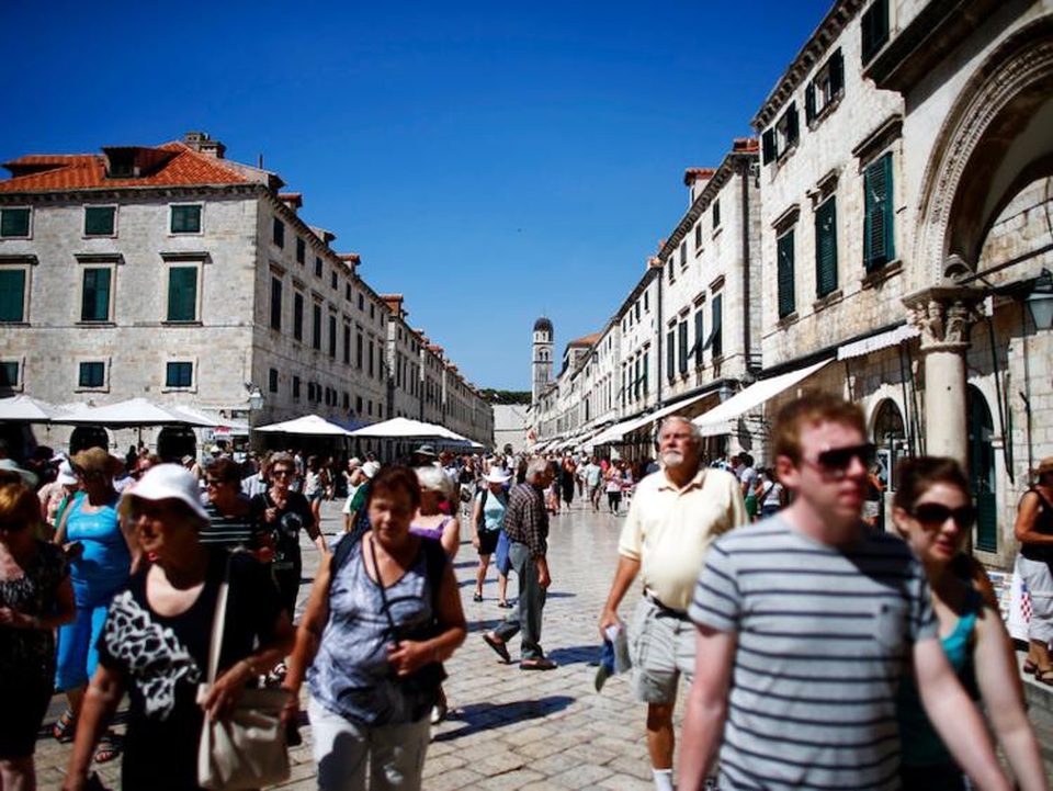 Những địa danh bị “hủy hoại” bởi du lịch - 2