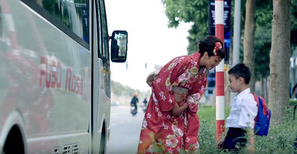 FUSO ra mắt clip ca nhạc hoành tráng kết hợp cùng Trọng Hiếu và Mr.T - 2 Sự thân thiện của nàng Geisha và chiếc xe bus ROSA