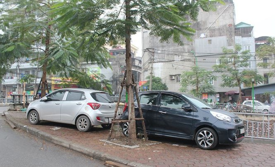 Mỗi ngày mất 300 nghìn gửi xe, nhiều người bỏ cuộc chơi xế hộp - 3
Xe đỗ trên vỉa hè đoạn Cầu Khỉ - đầu phố Nguyễn An Ninh (quận Hai Bà Trưng)