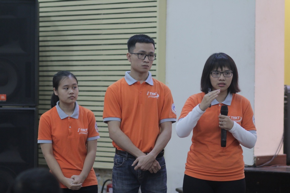 Sinh viên trường Kinh tế Quốc dân ẵm giải thưởng gần 40 triệu đồng - 2
Thí sinh thuyết trình trước Ban giám khảo