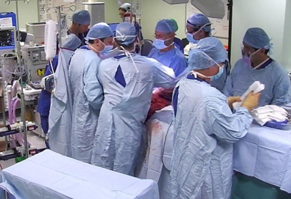 Rất đông y bác sĩ đã tham gia vào ca phẫu thuật