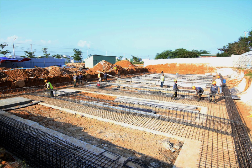 Nền móng của 100 căn shophouse đang được thi công gấp rút với mục tiêu bàn giao vượt tiến độ cho khách hàng vào tháng 6/2018.