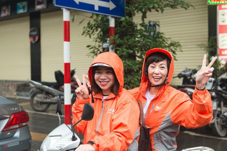 “Thánh SIM” làm dậy sóng thị trường viễn thông ngày đầu năm 2018 - 2 Tại Hà Nội, bà Elizabete Fong, Tổng Giám Đốc của Vietnamobile (ngồi sau) đã đích thân “cầm quân” đi chào hàng từng đại lý dưới làn mưa xuân đầu năm.