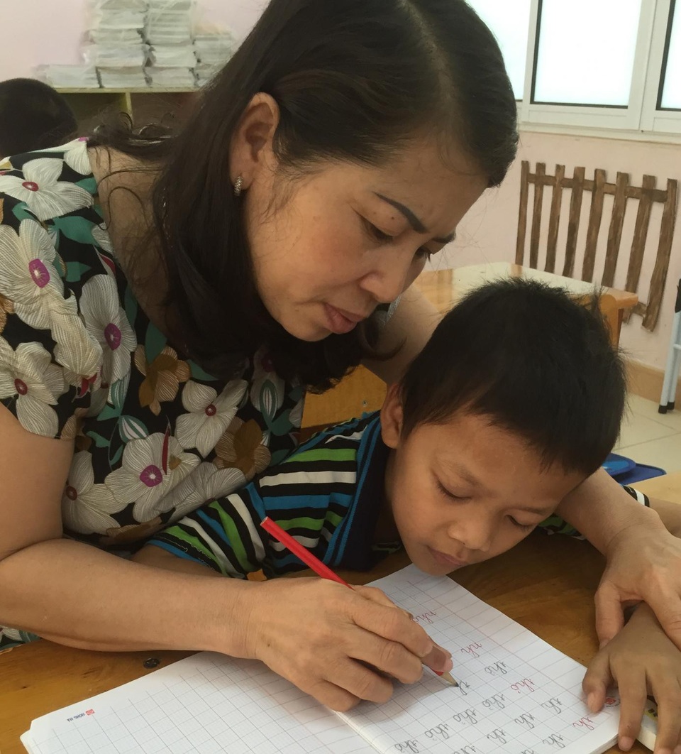 Cô giáo 11 năm đi vá tâm hồn của những trẻ "nhiễm H" - 2
Cô Thủy nắn từng chữ cho học sinh