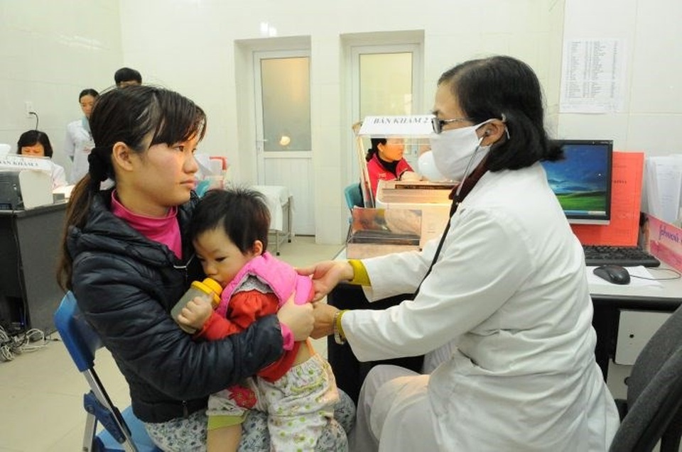 Rét đậm, bác sĩ mách 4 vị trí “vàng” giữ ấm cho trẻ nhiều bố mẹ chưa biết - 1 Cứ sau mỗi đợt lạnh là nhiều trẻ phải nhập viện vì các bệnh viêm đường hô hấp (Ảnh minh họa)