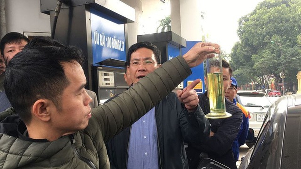 Hà Nội: Cây xăng bị tố đổ sai 10 lít được minh oan - 3 Cơ quan chức năng tiến hành hút hết xăng trong bình xe anh Thắng và sau đó đổ lại vào được 81,9 lít.