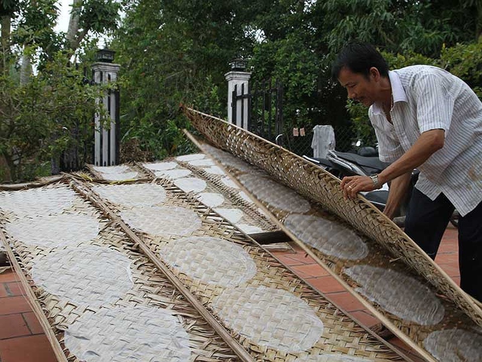 Làng bánh tráng 200 tuổi hốt bạc mùa Tết - 3 Bánh được phơi khoảng 30 phút dưới nắng là đã khô và tuyệt đối không phơi bánh quá khô để tránh bánh bị bể.