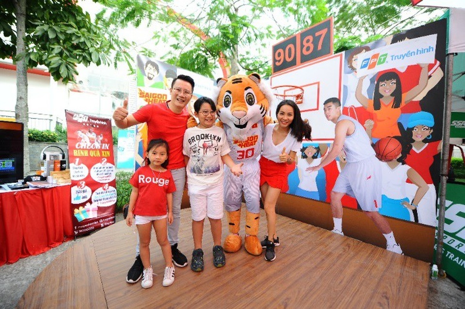 Hoàng Bách chia sẻ: “Hai bé nhà Bách cực kỳ thích các hoạt động ra mồ hôi. Vì thế, Bách đưa cả gia đình đi xem bóng rổ để nuôi dưỡng tình yêu thể thao trong con và đây là cách giải trí cuối tuần mà Bách cho rằng rất bổ ích và thiết thực cho sự phát triển về thể chất, tinh thần của các bé.”