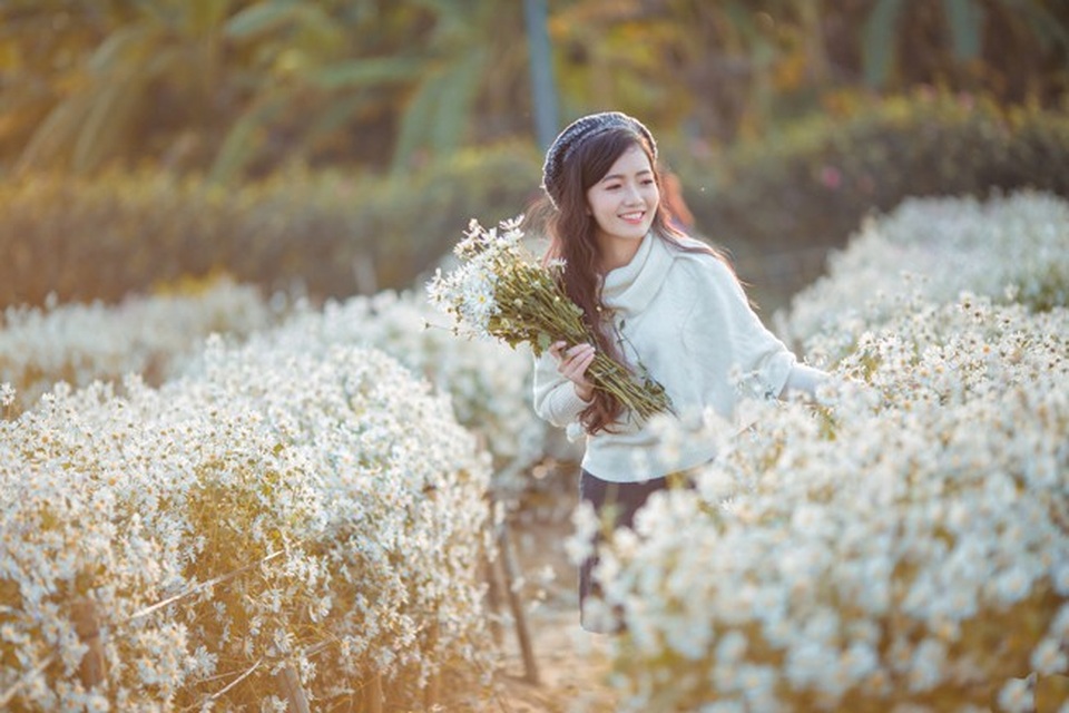 Ngất ngây trước vẻ đẹp tinh khôi của cô giáo đẹp nhất Hà Nội - 3
Cả hình ảnh đứng lớp lẫn hình ảnh đời thường, cô giáo Hồng Anh đều cuốn hút.