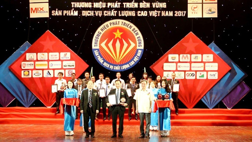 Hải Phát đón nhận “mưa giải thưởng” trong nước và quốc tế - 2 Ông Nguyễn Anh Dũng – Phó TGĐ Tập đoàn Hải Phát lên nhận giải thưởng
