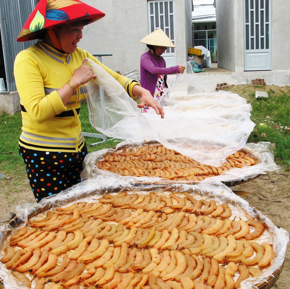 Làng nghề làm đặc sản mứt me, bánh tráng ‘‘hối hả’’ vào xuân - 1 Phơi me - một trong những công đoạn quan trọng trong làm mứt me
